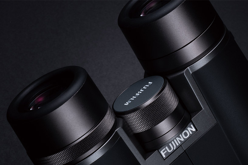 [photo] Hyper-Clarity Series binoculars adjustment knob and eye-holes/viewing portion of binoculars