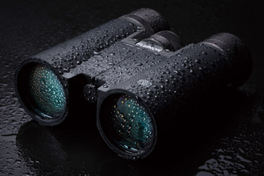 [photo] Black binoculars covered in raindrops