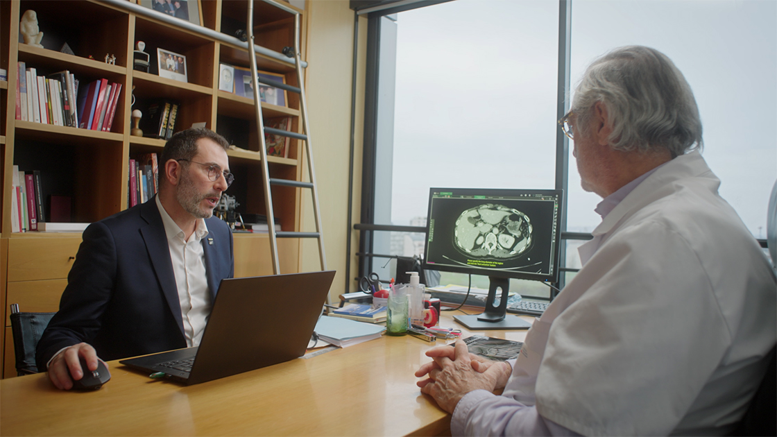 Christophe and the doctor discussing while watching the monitor