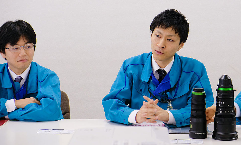 [photo] Tanaka (left), Yonezawa (right) from the Optical design team during an interview