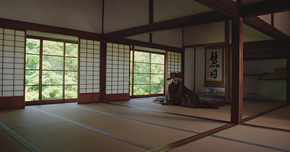 [photo] A more saturated photo of a lady dressed in a Japanese attire sitting on the floor Japanese temple