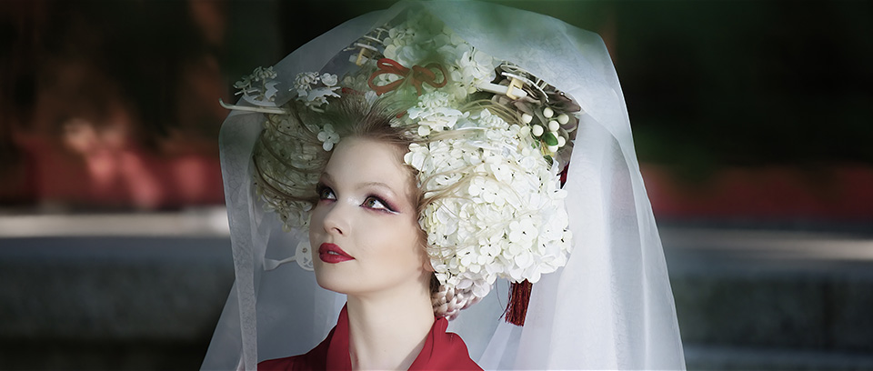 [photo] A saturated version of a medium shot of an actress in traditional Japanese headgear and attire looking up