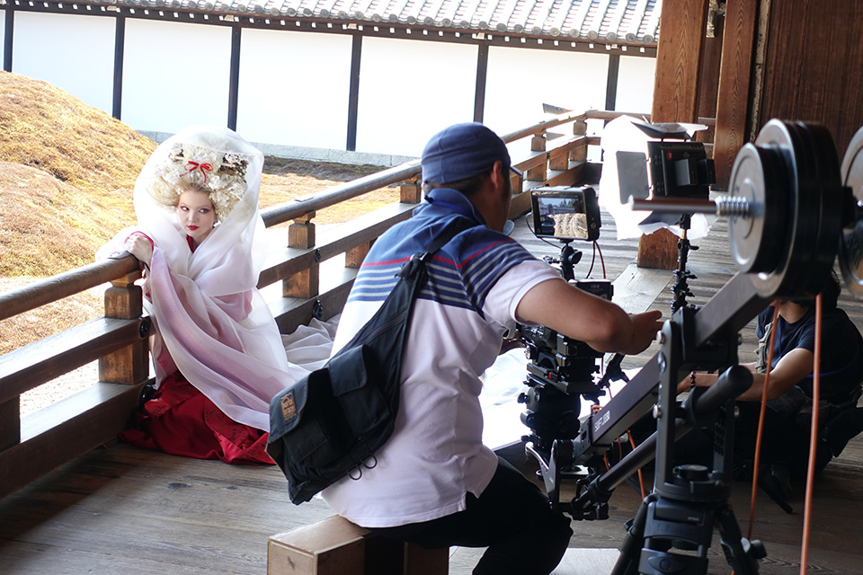 [photo] A camera crew shooting an actress dressed in traditional Japanese attire leaning against wooden railing