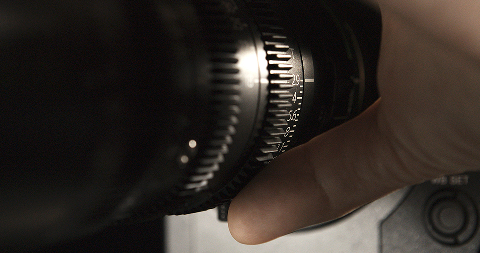 [photo] A cameramans hand on the iris of an MK Lens on a camera