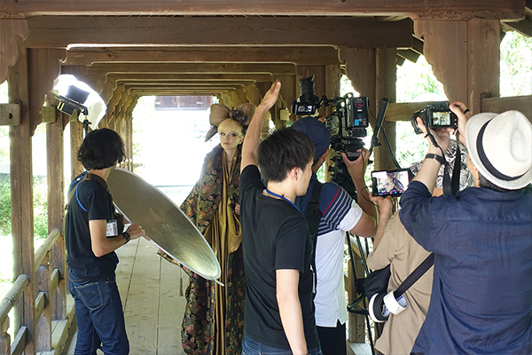 [photo] A film crew on set on location in Tokofuji, Kyoto shooting an actress dressed in traditional Japanese attire
